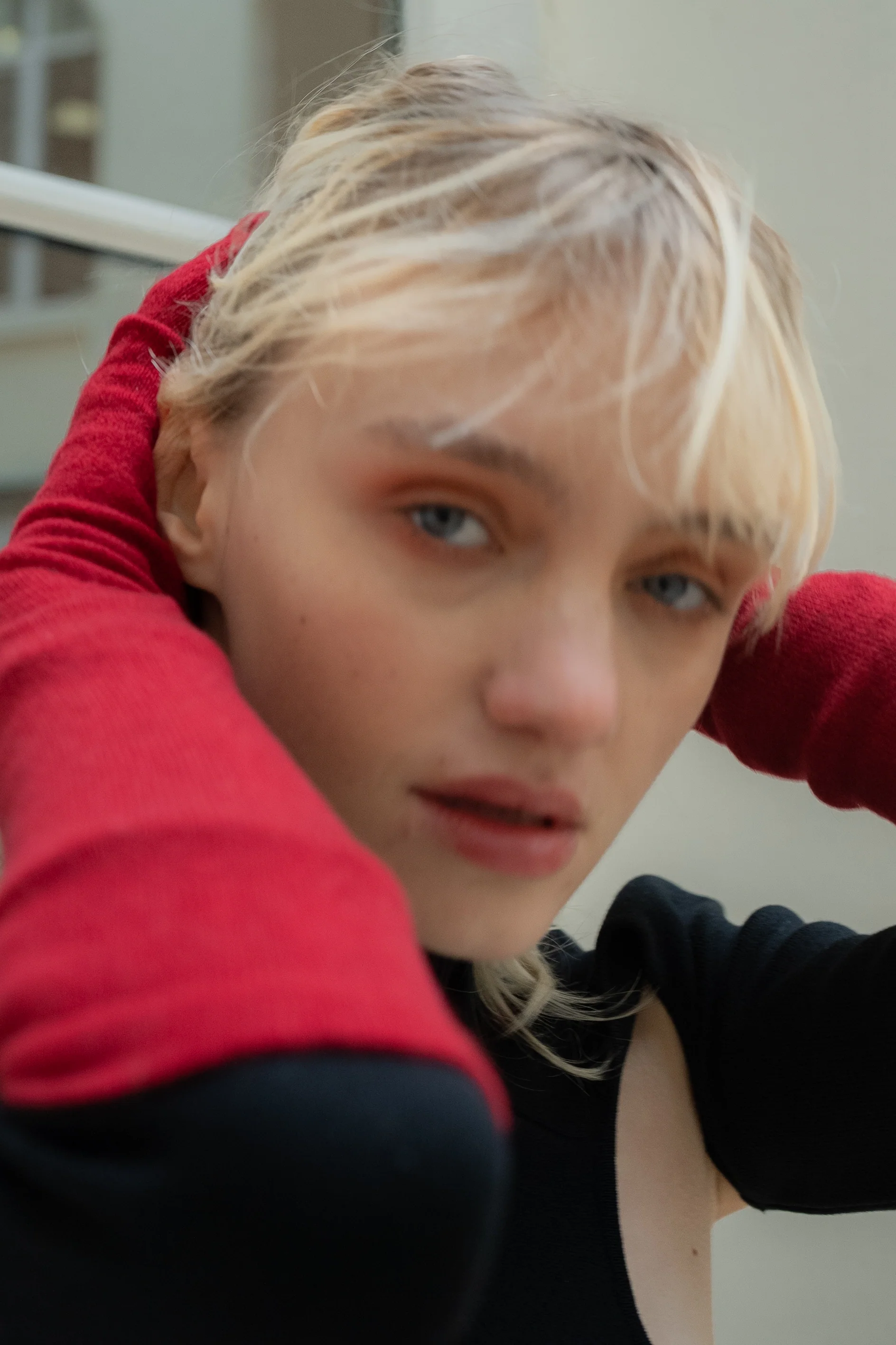 Recycled Cashmere Gloves Red - Image 3